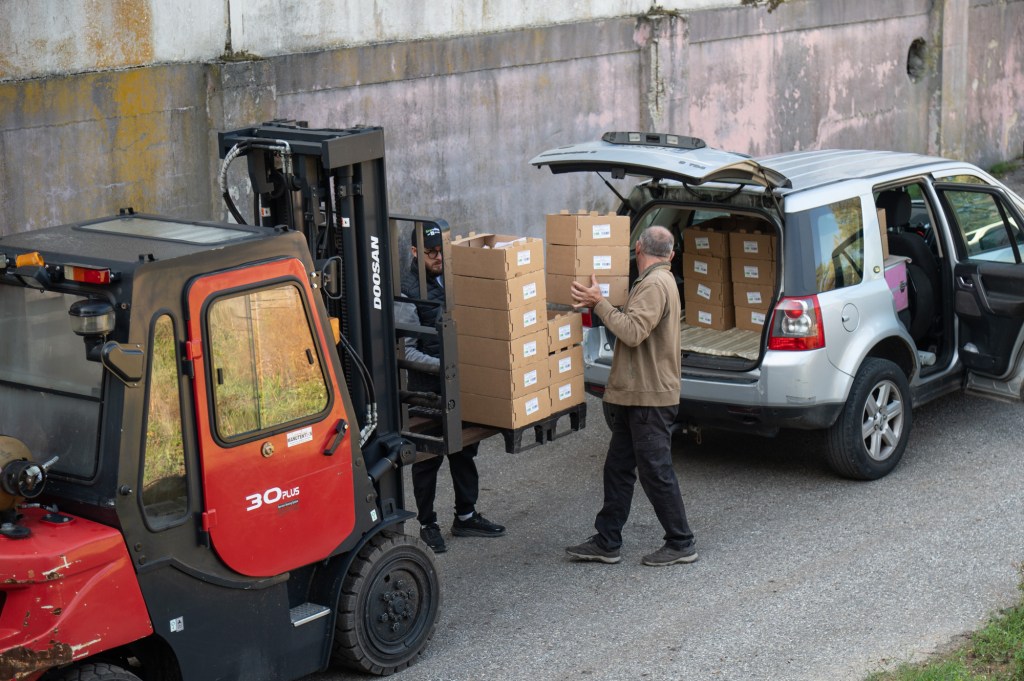 chargement camion avec des produits en circuit court