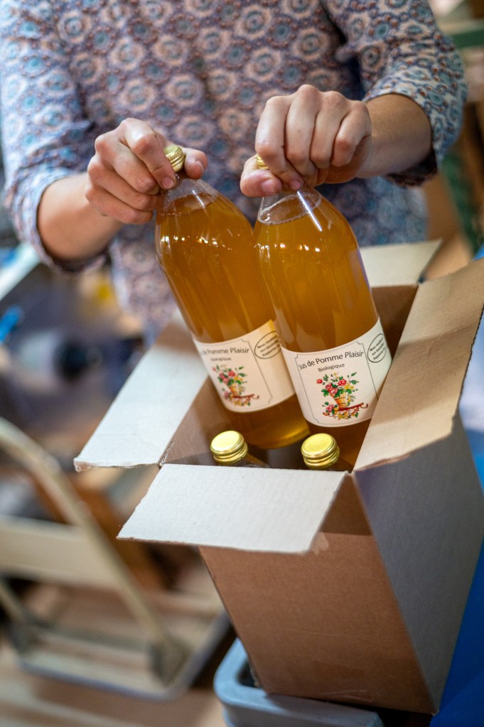 Mise en carton de jus de pommes