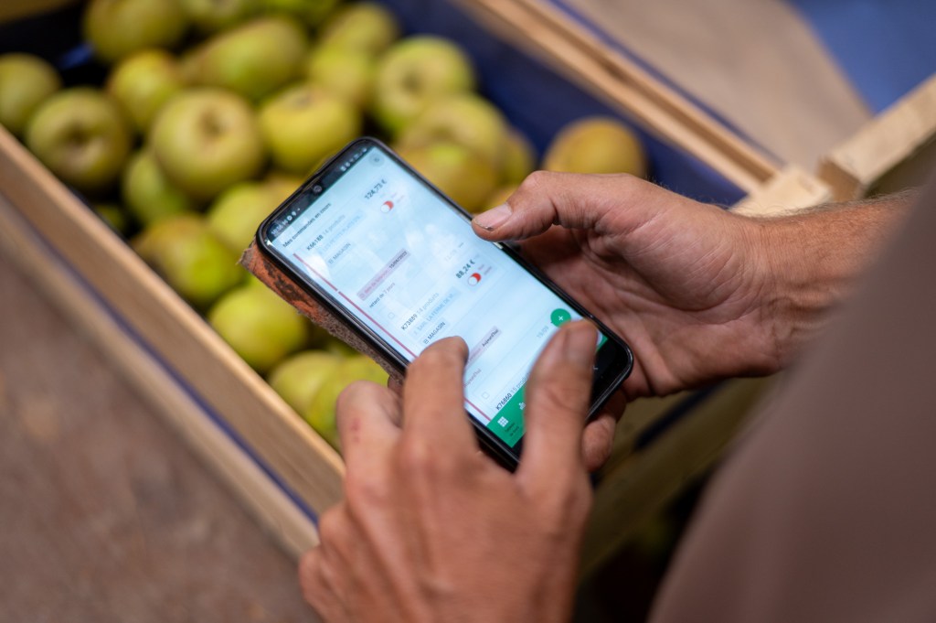 Laurent Bethet en activité sur son exploitation