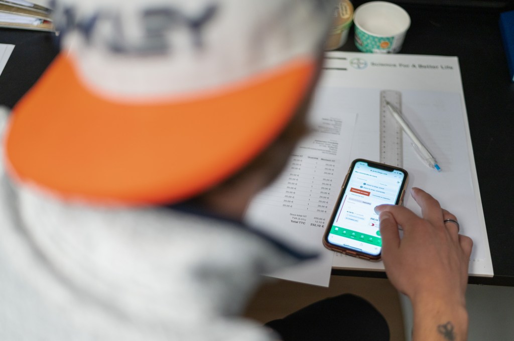 personne utilisant le logiciel Granvillage pour suivre les commandes